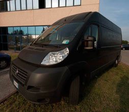 Decorazione Fiat Ducato con wrapping nero opaco